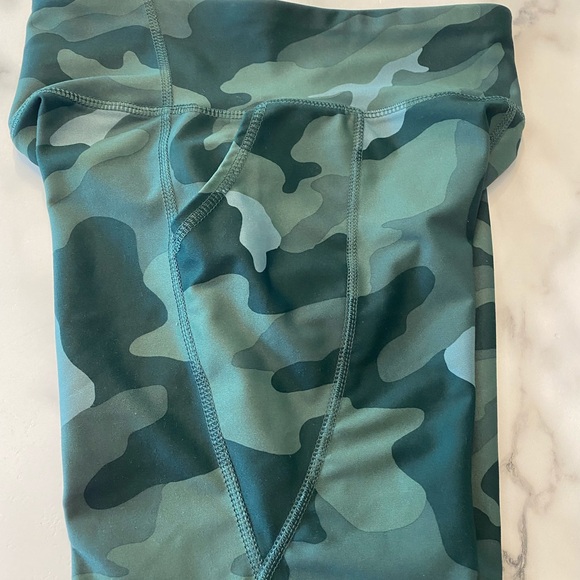 Girls Old Navy, active power, soft camel short - Picture 3 of 7